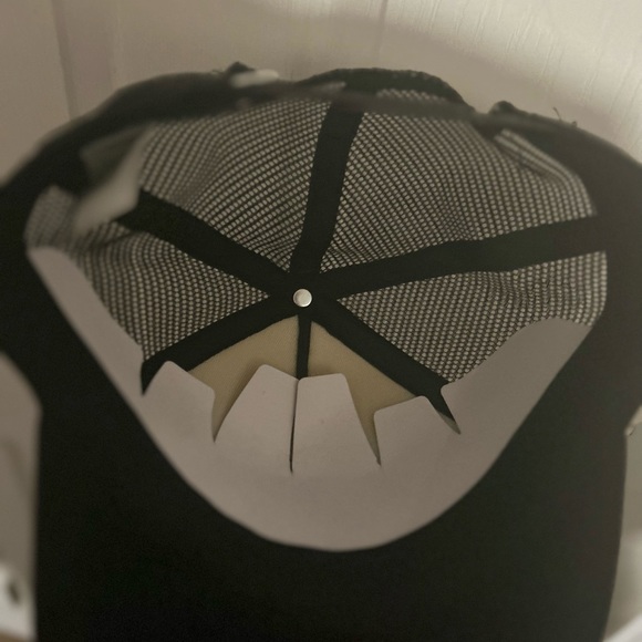 Purple and black VANS trucker hat - Picture 3 of 3